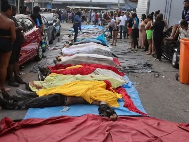 Defensa Civil de Río de Janeiro retira cuerpos de una favela tras el operativo contra el grupo narco Comando Vermelho Defensa Civil de Río de Janeiro retira cuerpos de una favela tras el operativo contra el grupo narco Comando Vermelho