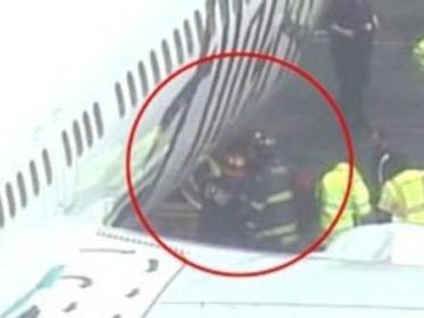 Se quedó dormido en la bodega de un avión y causó un aterrizaje de emergencia