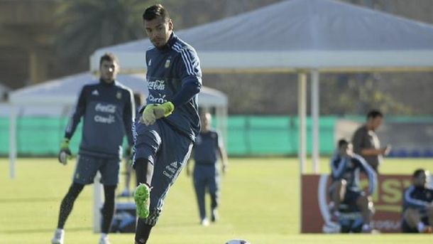Romero entrenó con normalidad y sería titular ante Paraguay