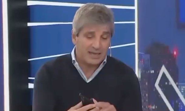 Escándalo libertario: tras el off de Alejandro Fantino, Luis Caputo fue a la TV a mostrar su celular en vivo