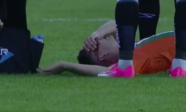 El codazo de Triverio a Sporle en Racing-Banfield