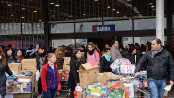 la locura por rebaja del 50% en los super desnuda el drama de la inflacion la locura por rebaja del 50% en los super desnuda el drama de la inflacion