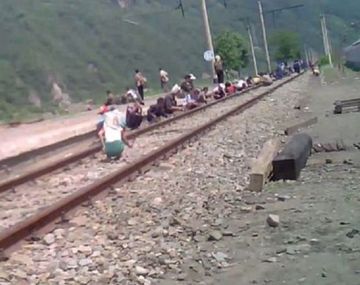 VIDEO: Nenes son obligados a reparar las vías de un tren