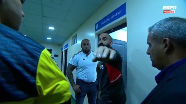 Furia en River: Pinola le pegó a una cámara en el entretiempo con Atlético Tucumán