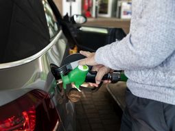 El precio de la nafta en Uruguay es 146,8% más cara que en Argentina. El precio de la nafta en Uruguay es 146,8% más cara que en Argentina.