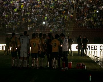 Jugadores de Brasil esperaban que regrese la electricidad durante un partido ante Venezuela por las Eliminatorias del Mundial de Rusia 2018 en el estadio Metropolitano de la ciudad de Mérida
