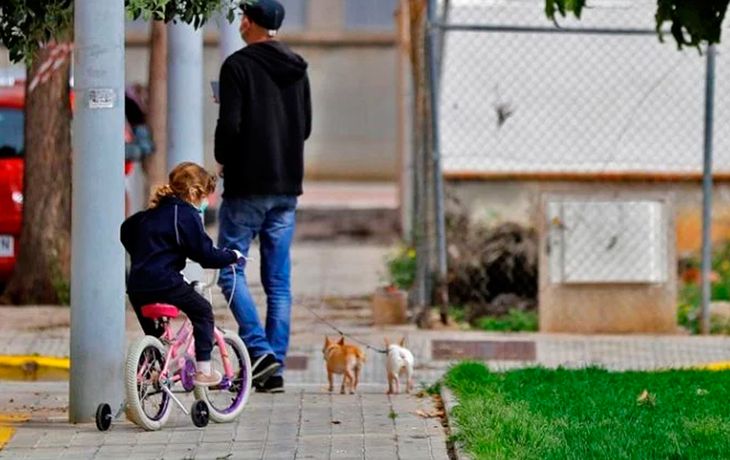 Unas de las asesoras de Alberto dice que es posible admitir salidas para los niños en la cuarentena