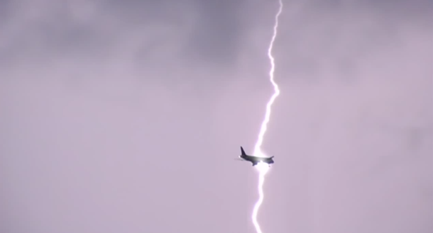 VIDEO: Un avión recibe el impacto de un rayo durante una tormenta