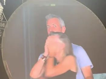 Quiénes son los amantes que protagonizaron un escándalo en el show de Coldplay