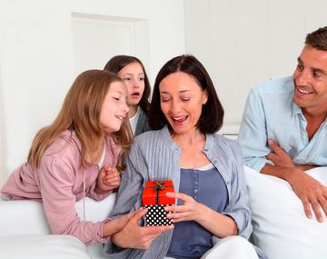 Conocé los regalos que prefieren las mamás y los qué reciben 