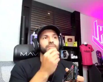 La reacción del Kun Agüero ante el dudoso penal en el clásico de Avellaneda