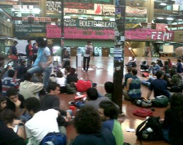 Contramarcha docente por la toma de la facultad de Exactas