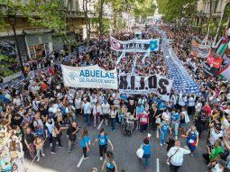 Marcha de las Abuelas de Plaza de Mayo por los Derechos Humanos.