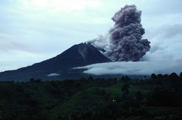 Más de 25 mil evacuados por la erupción del volcán Sinabung