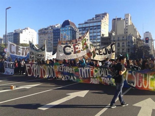 Estudiantes volvieron a marchar contra la nueva secundaria