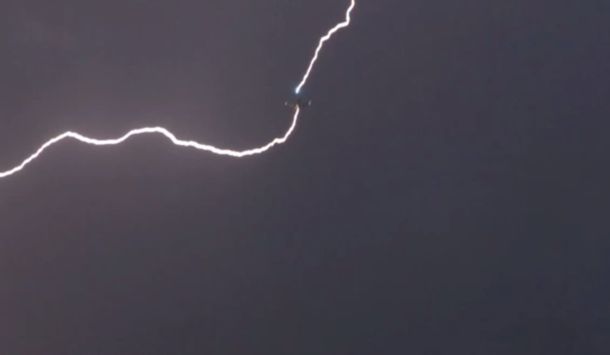 Mirá cómo dos aviones fueron alcanzados por rayos en pleno vuelo
