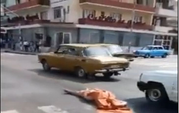 Blooper mortal: un auto fúnebre perdió un cadáver por el camino