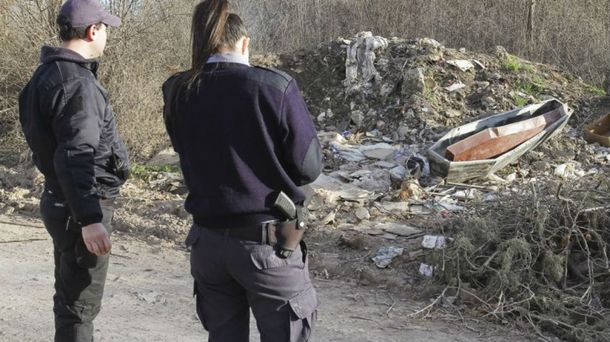 Temor de los vecinos en Cipoletti por el hallazgo de un ataúd en un basural