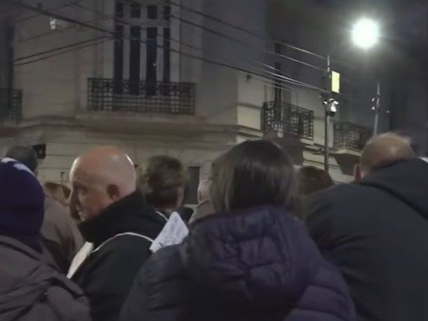 Concentración de militantes frente a la casa de Cristina Kirchner tras las elecciones bonaerenses