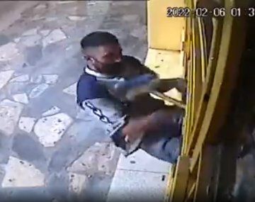 Sacaron a escobazos a un ladrón que intentaban entrar en una panadería