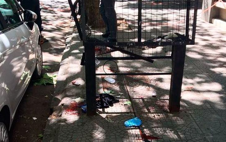 Acá cayó el joven. su cuerpo quedó dentro del tacho de basura.