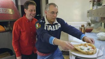 La pizza se come así, según un maestro napolitano La pizza se come así, según un maestro napolitano
