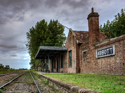 Un pueblo de estilo colonial que tiene pocos habitantes y cuenta con una estación de trenes