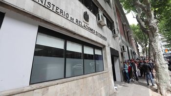 Senadores del Frente Amplio pidieron explicaciones al Ministerio de Relaciones Exteriores por el documento destruido por el exasesor presidencial Roberto Lafluf. Senadores del Frente Amplio pidieron explicaciones al Ministerio de Relaciones Exteriores por el documento destruido por el exasesor presidencial Roberto Lafluf.