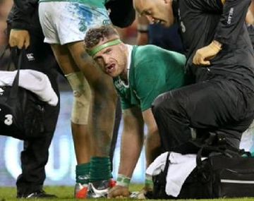 Un escalofriante rodillazo le quebró tres vértebras a un rugbier durante un partido