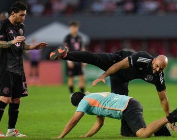 Alerta: un hincha derribó al custodio de Messi en Panamá