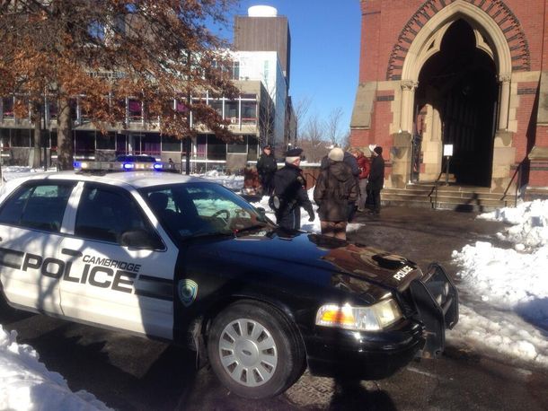 Evacuan cuatro edificios de Harvard por amenaza de bomba