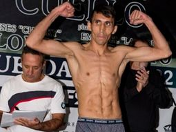 Su padre murió después de una pelea suya y hoy va por el título del mundo