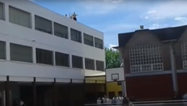 Egresados salvajes: alumnos incendiaron tachos y se treparon al techo del colegio