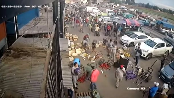 VIDEO: Una mujer destrozó el puesto de frutas de su ex pareja