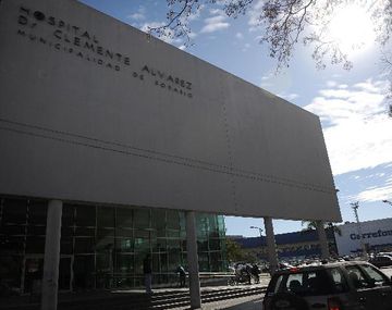 Tres hombres rocían con nafta a una chica y la prenden fuego