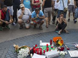 Una multitud recordó a las víctimas del atentado de Barcelona Una multitud recordó a las víctimas del atentado de Barcelona