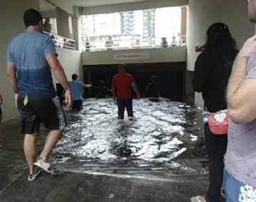 Así los vecinos rescataron autos hundidos en Núñez