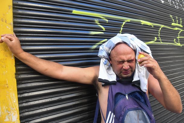 Batalla infernal con piedras, balas y fuego, la discusión violenta de la reforma jubilatoria
