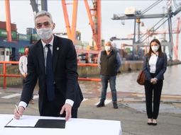 El ministro de Transporte, Mario Meoni, firm&oacute; el acuerdo para prorrogar las concesiones en el Puerto de Buenos Aires e impulsar el comercio exterior