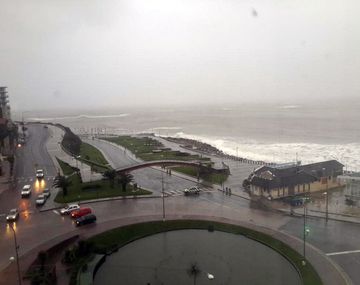 Temporal en Mar del Plata provoca olas de cinco metros