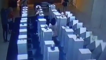 Rompió obras de arte valuadas en US$200.000 por sacarse una selfie Rompió obras de arte valuadas en US$200.000 por sacarse una selfie