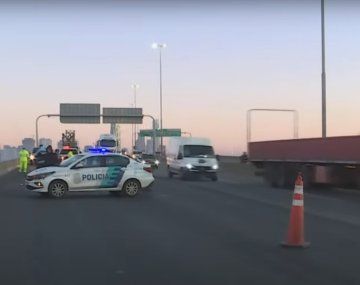 Un motociclista murió al chocar contra un camión en la Autopista Buenos Aires-La Plata