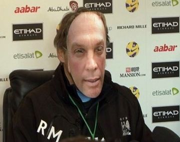 Un técnico italiano dio una conferencia de prensa con una careta