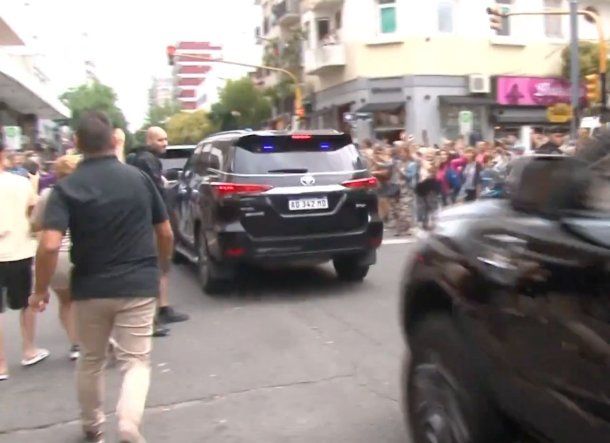 El momento en que atacaron la camioneta de Javier Milei en Mar del Plata