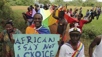 promulgan en uganda una ley que castiga con cadena perpetua las relaciones gay