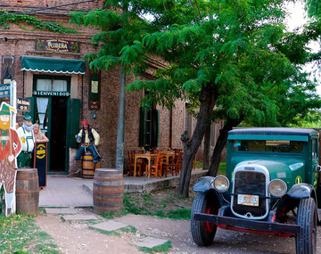 El pueblo rural con pulperías de la época y de cultura agrícola y ganadera