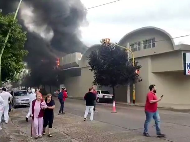 Fotos y videos: se incendió un hipermercado recién inaugurado en Bahía Blanca