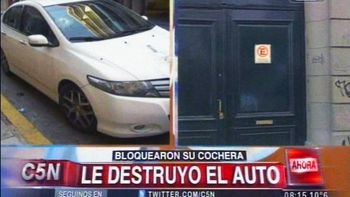 dia de furia: destrozo con un hacha un auto estacionado frente a su garage dia de furia: destrozo con un hacha un auto estacionado frente a su garage