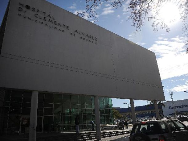 Tres hombres rocían con nafta a una chica y la prenden fuego