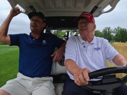 Donald Trump jugando al golf en plena campaña Donald Trump jugando al golf en plena campaña